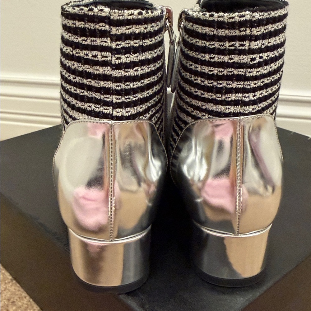 CHANEL Tweed & Silver Cap-Toe Ankle Boots – NEW WITH TAGS – Size 37.5/7,5US - Picture 8 of 10